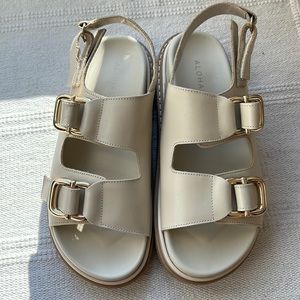 Alohas sustainably made in Spain size 40 new never been used beige